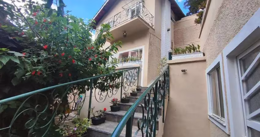 Chalé Mobiliado para Alugar com Vista para o Dedo de Deus