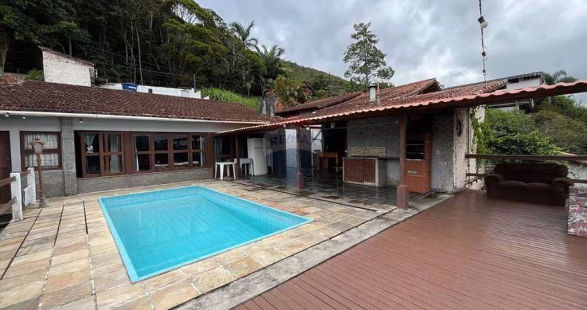 Casa com 3 quartos (1 suíte) e com lazer - Jardim Meudon - Teresópolis/RJ