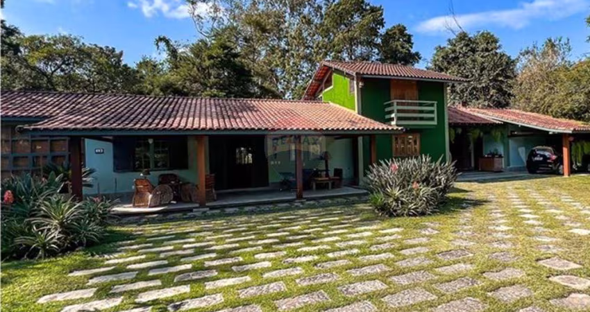 Casa à venda em condomínio fechado com lazer completo e localização privilegiada.