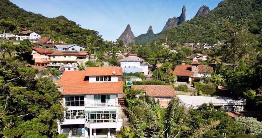 Casa com vista deslumbrante para o Dedo de Deus e Lago Comary – Carlos Guinle, Teresópolis/RJ
