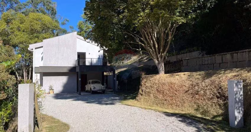 Refúgio moderno no paraíso verde – casa com 3 suítes, lago privativo e 3.200m² de natureza no parque do imbuí, teresópolis
