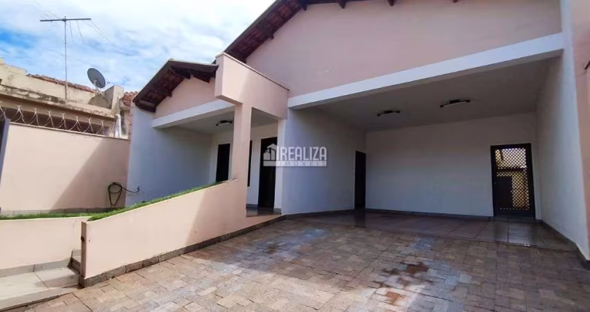 Linda Casa à Venda no Fabrício, Uberaba | 3 Dormitórios, Suíte, 4 Garagens.