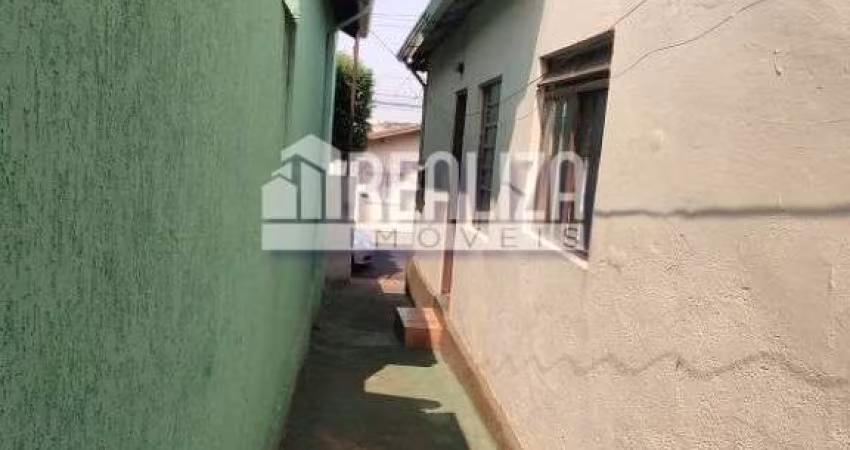 Casa à venda no bairro Bom Retiro em Uberaba | 2 dormitórios, garagem coberta e quintal.