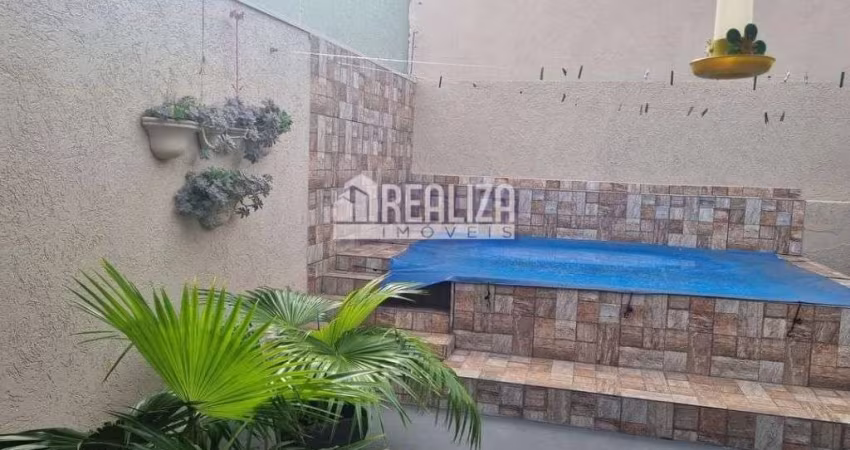 Casa Padrão à venda no Jardim Esplanada, Uberaba: 2 dormitórios, suíte, churrasqueira e piscina