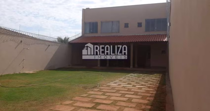 Casa com varanda gourmet no Jardim do Lago, Uberaba