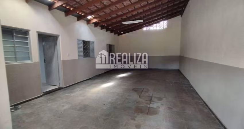 Casa à venda no Conjunto José Vallim de Melo, Uberaba - 3 dormitórios, suíte e 4 garagens!