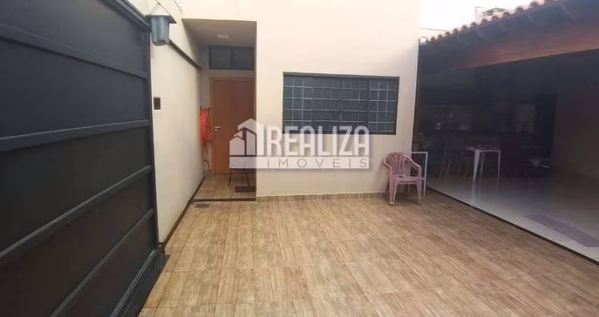 Casa à venda no Parque das Laranjeiras, Uberaba - 3 dormitórios, suíte e garagem!