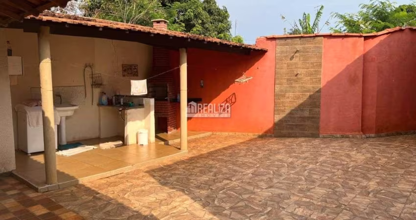 Casa de 3 dormitórios com churrasqueira e portão eletrônico em Lot. Maria da Conceicao, Igarapava!