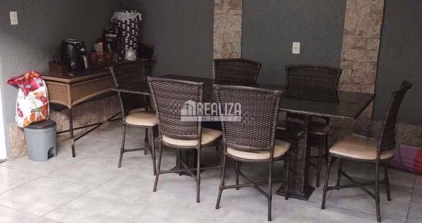 Casa sobrado à venda com 3 dormitórios, sendo 1 suíte, no Conjunto Cássio Rezende