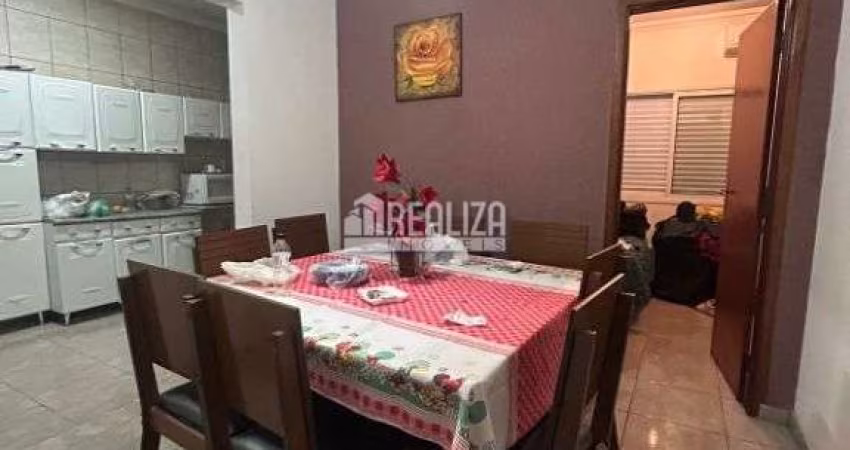 Casa à venda no Bairro Conjunto Manoel Mendes, Uberaba: 3 dormitórios, suíte, churrasqueira e garagem para 2 carros.