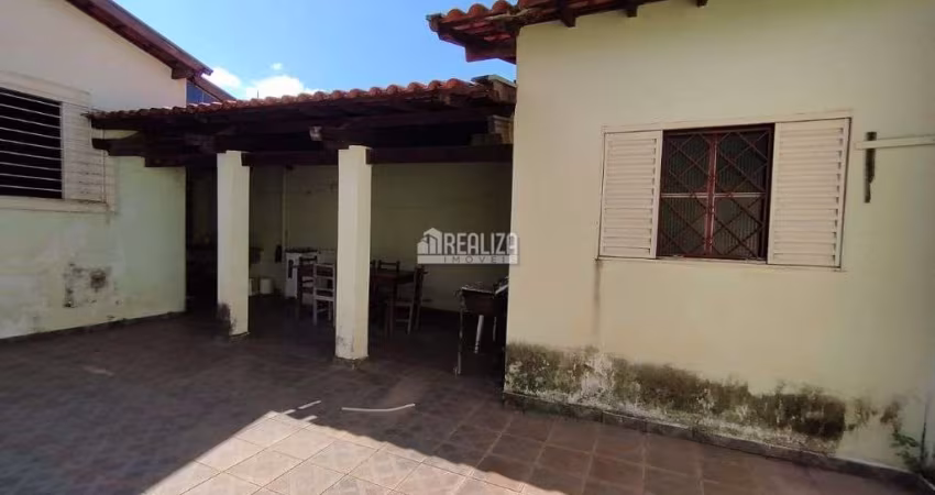 Casa à venda no Bairro Conjunto Frei Eugênio, Uberaba - 3 dormitórios, 1 suíte, garagem coberta