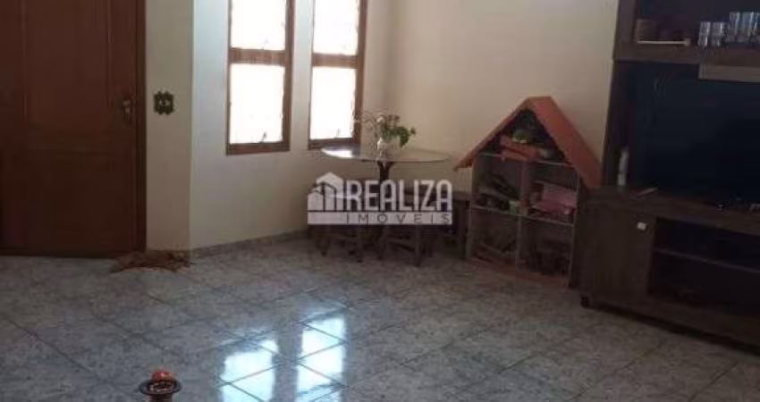 Casa à venda no bairro Fabrício em Uberaba | 2 dormitórios, suíte, churrasqueira e piscina