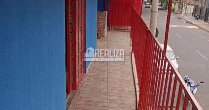 Sobrado para alugar no bairro Abadia em Uberaba: 2 dormitórios, suíte, garagem coberta, área de serviço, sacada.