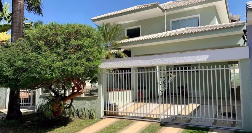 Casa em condomínio fechado com 4 quartos para alugar na Taquara, Rio de Janeiro 