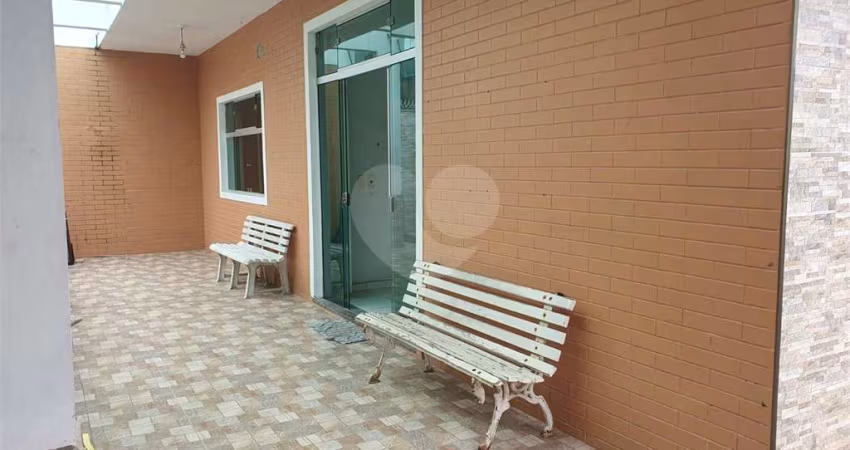 Casa térrea com 4 quartos à venda em Jardim Aruan - SP