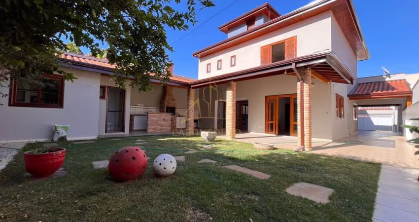 Sobrado 4 suítes com quintal gramado em Indaiatuba