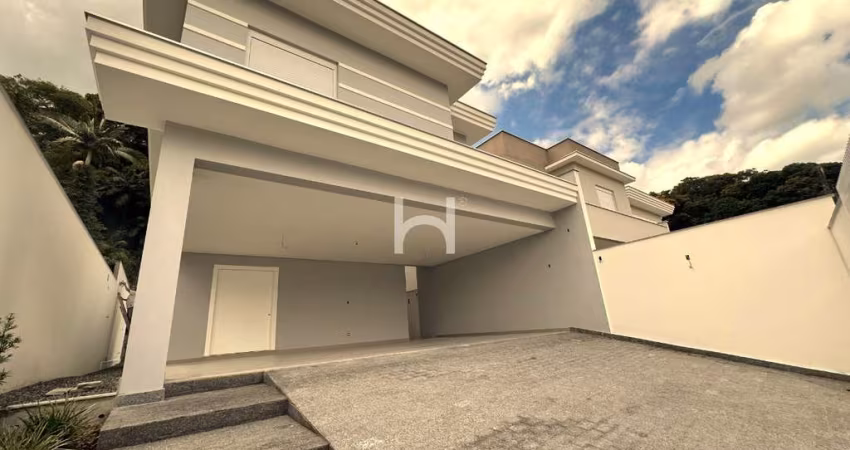 Casa  à venda em Joinville-SC, no bairro Glória: 4 quartos, 2 suítes, 2 salas, 4 banheiros, 3 vagas