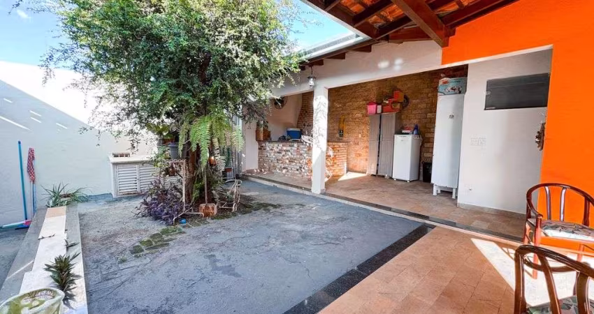 Casa com espaço gourmet e lindo jardim no bairro Umuarama