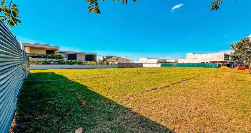 Lote de 1.350 m² próximo ao lazer no Condomínio Alphaville 1