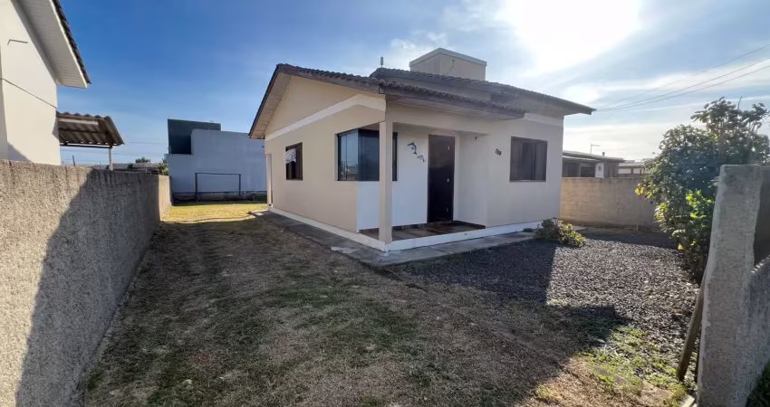 Casa a venda com:  02 dormitórios sala e cozinha lavanderia. apenas a 80 metros do mar.