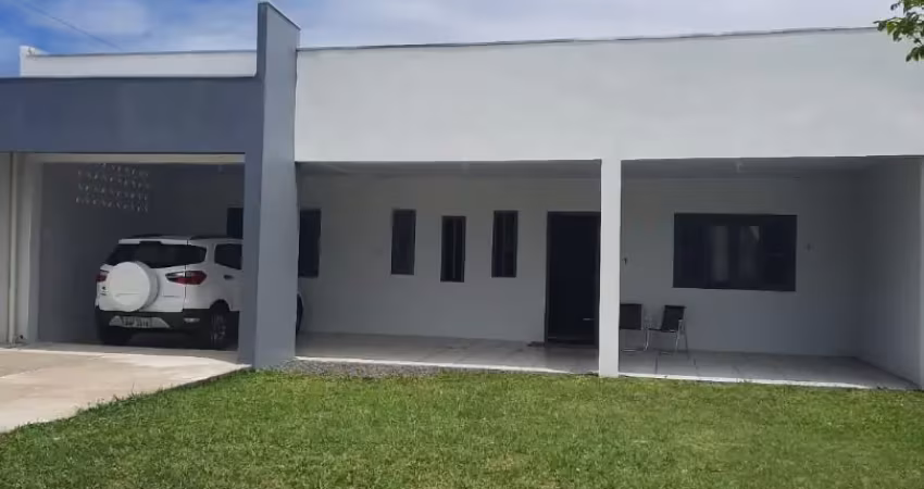 Casa de alvenaria, com: - 04 dormitórios - sala - cozinha - 02 banheiros sociais - 03 vagas de garagem - churrasqueira - varanda ampla na frente e atrás á 250 metros do mar.