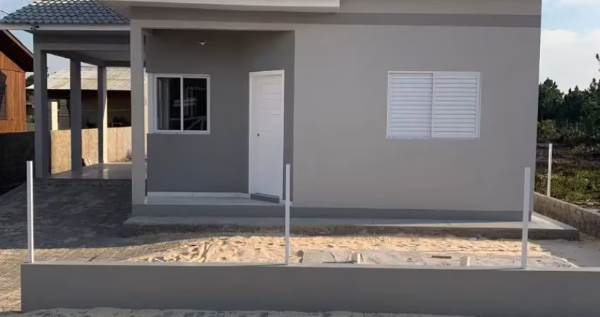 Casa em alvenaria, com: 2 dormitorios 1 sala e cozinha conjulgada 1 banheiro 1 lavanderia garagem abera com churrasquera. frente norte 700 metros do mar.
