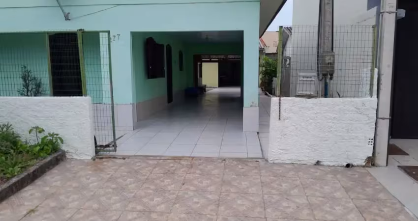 Casa a venda com 3 dormitorios 2 banheiros 2 salas 1 cozinha  edícula com 1 dormitório, banheiro e garagem para 5 veiculos frente oeste