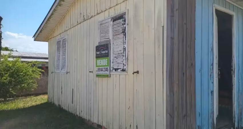 Casa mista, com: - 03 dormitórios (sendo 01 suíte) - 01 banheiro social - sala - cozinha - 01 vaga de garagem com edícula - a 1km do mar.