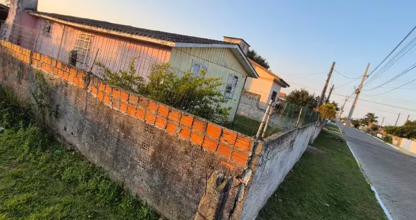 Casa mista, com: - 03 dormitórios (sendo 01 suíte) - 01 banheiro social - sala - cozinha - 01 vaga de garagem com edícula - a 1km do mar.