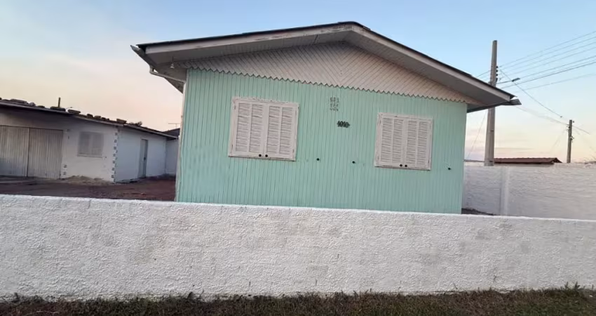 Casa mista de esquina contendo: 03 dormitórios 01 banheiro sala, cozinha, garagem  toda murada  escriturada  serve para ponto comercial