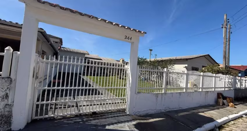 Casa de alvenaria com:  2 dormitórios  sala e cozinha conjugadas banheiro social  garagem