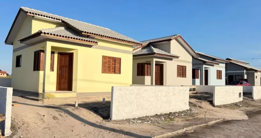 Casas de alvenaria, com: 02 dormitórios sala e cozinha conjugadas banheiro social loteamento  iracema escrituradas e averbadas