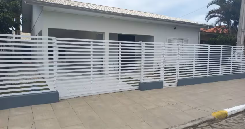 Casa de alvenaria, com:  04 dormitórios  03 banheiros sociais sendo 01 suíte  02 salas  02 cozinhas  mesa de sinuca  piscina churrasqueira  quintal imóvel em ótima localização!