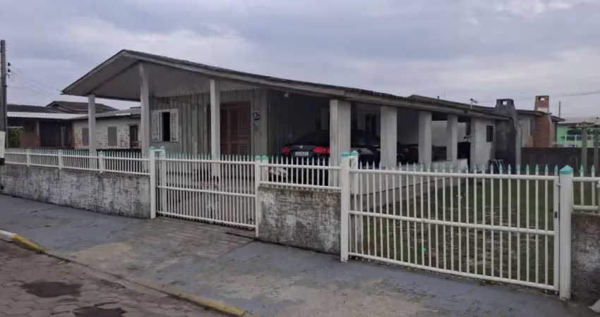 Casa mista à venda contendo: 02 dormitórios 01 banheiro lavanderia churrasqueira garagem coberta para 03 carros. distância para o mar em torno de 350 m