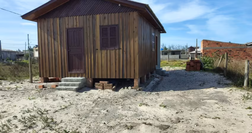 Casa à venda - pé na areia mista, com: 02 dormiórios sala e cozinha banheiro de alvenaria marcadores: