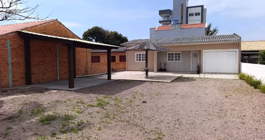 Casa de alvenaria disponivel para venda 03 dormitórios sendo 01 suíte 01 banheiro social sala e cozinha garagem fechada, espaço para 01 vaga quintal com quiosque bem localizada próxima ao mar próxima