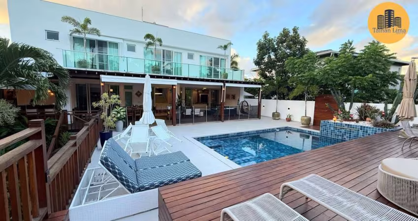Casa Alto Padrão em Busca Vida, toda reformada, com 4 suites, sendo a master com 2 banheiros e Closet, com 832m² e piscina