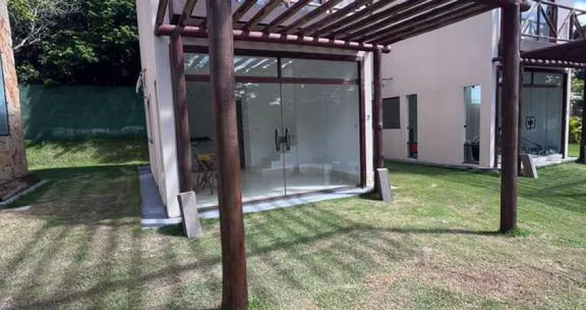 Casa Padrão em Praia do Forte, com 2 suites, proximo a Lagoa de Aruá, com vaga.
