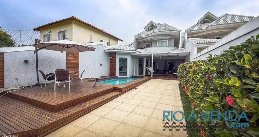 Linda casa moderna à venda na região mais luxuosa da Barra da Tijuca