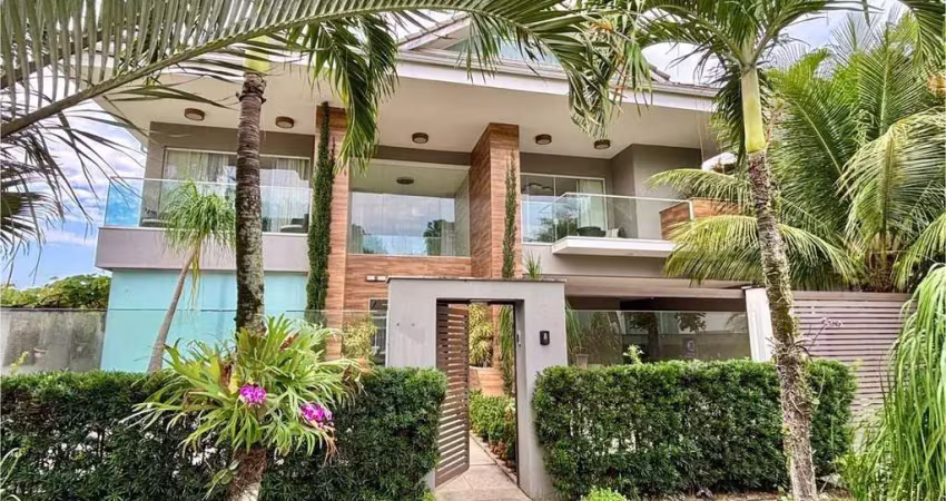 Casa de luxo à venda no condomínio quintas do rio  barra da tijuca | 4 suítes, piscina e área gourmet