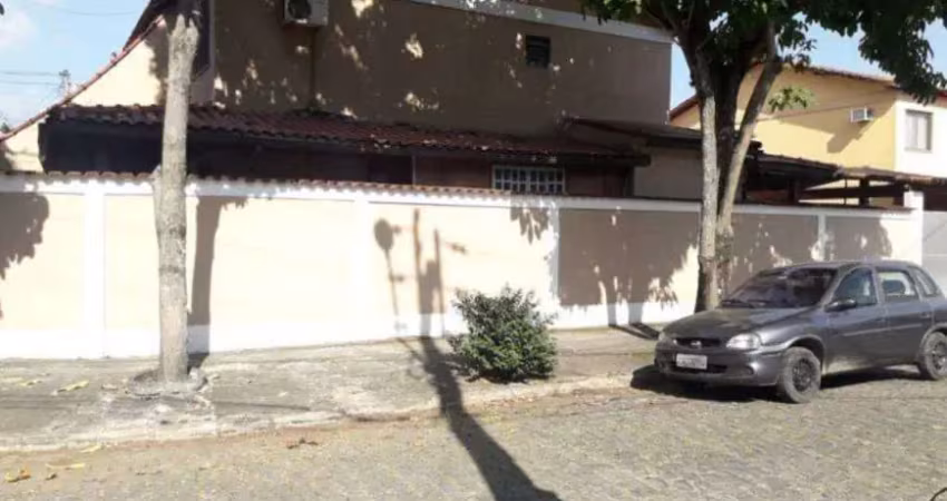 Casa dúplex de 3 quartos de esquina/ bairro manoela.