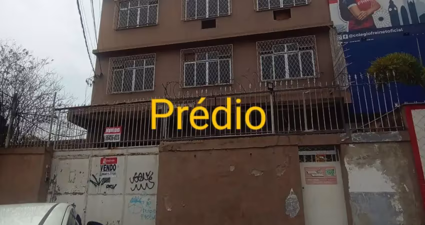 Excelente prédio com 3 andares, sendo 1° andar com loja na frente!