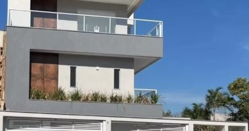 CASA TRIPLEX COM 4 SUÍTES, PROJETO MODERNO COM LINHAS RETAS, À VENDA NO CONDOMÍNIO DREAM GARDEN II COM LAZER COMPLETO E ÓTIMA LOCALIZAÇÃO EM VARGEM PEQUENA.