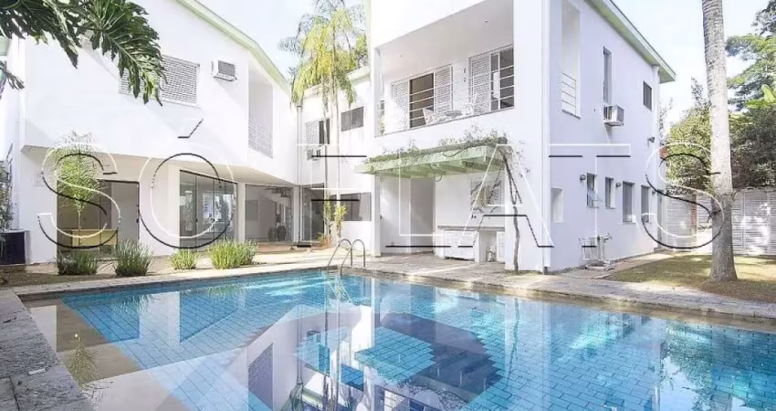 Linda casa em alphaville disponível para venda com 900m² de terreno, 790m² construído e 04 suítes