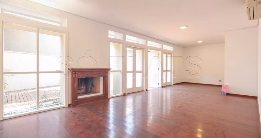 Casa alto padrão no Morumbi com 465m², 4 suítes e 4 vagas de garagem