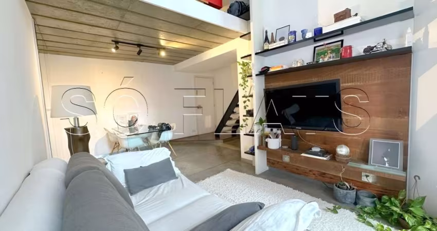 Apartamento duplex com 01 dormitório na Av Jamaris, próximo ao Metrô Moema, disponível para locação.