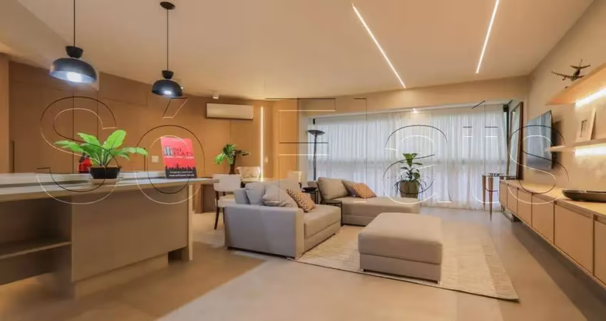 Flat alto padrão e mobiliado em Moema, com 3 dorms 2 vagas, próx ao Shopping do Ibirapuera.