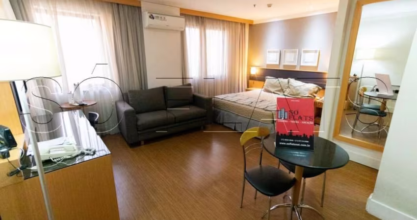 Flat totalmente reformado com 1 dormitório com mobília, com serviços no prédio.