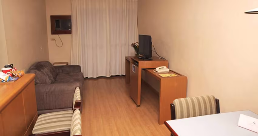 Flat com 1 dormitório reformado com camareira, tv a cabo e garagem ao lado da Av. Paulista.