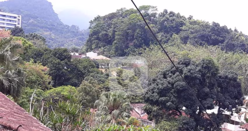 Maravilhosa casa com lindas vistas e Privacidade! Em rua com guarita de segurança!